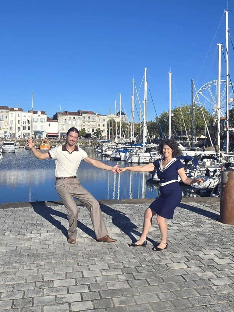 Valentin et Chrystelle dansant le swing sur le Vieux-Port de La Rochelle